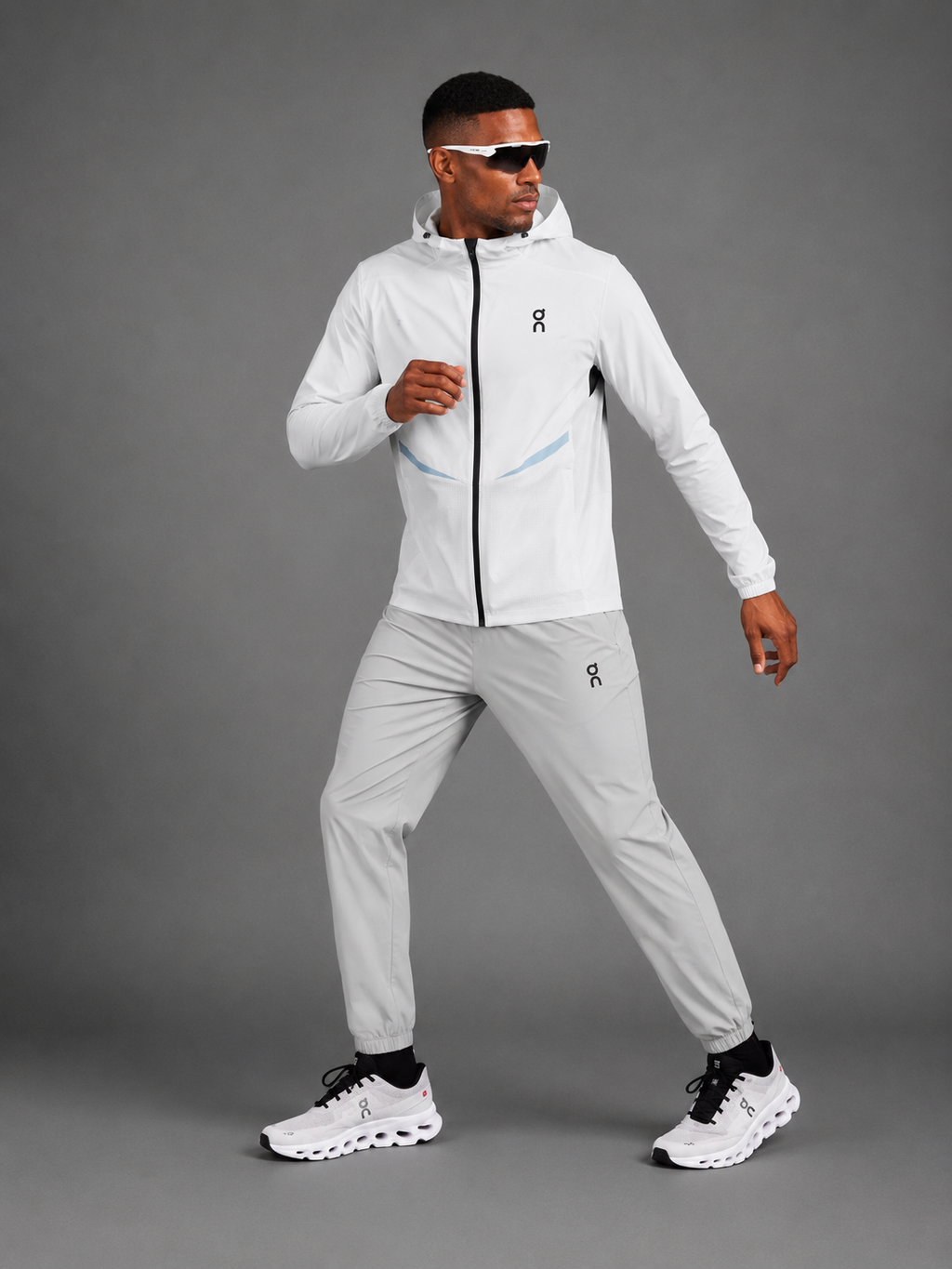 ON RUNNING — Ensemble Veste à Capuche + Pantalon — Blanc & Gris Clair