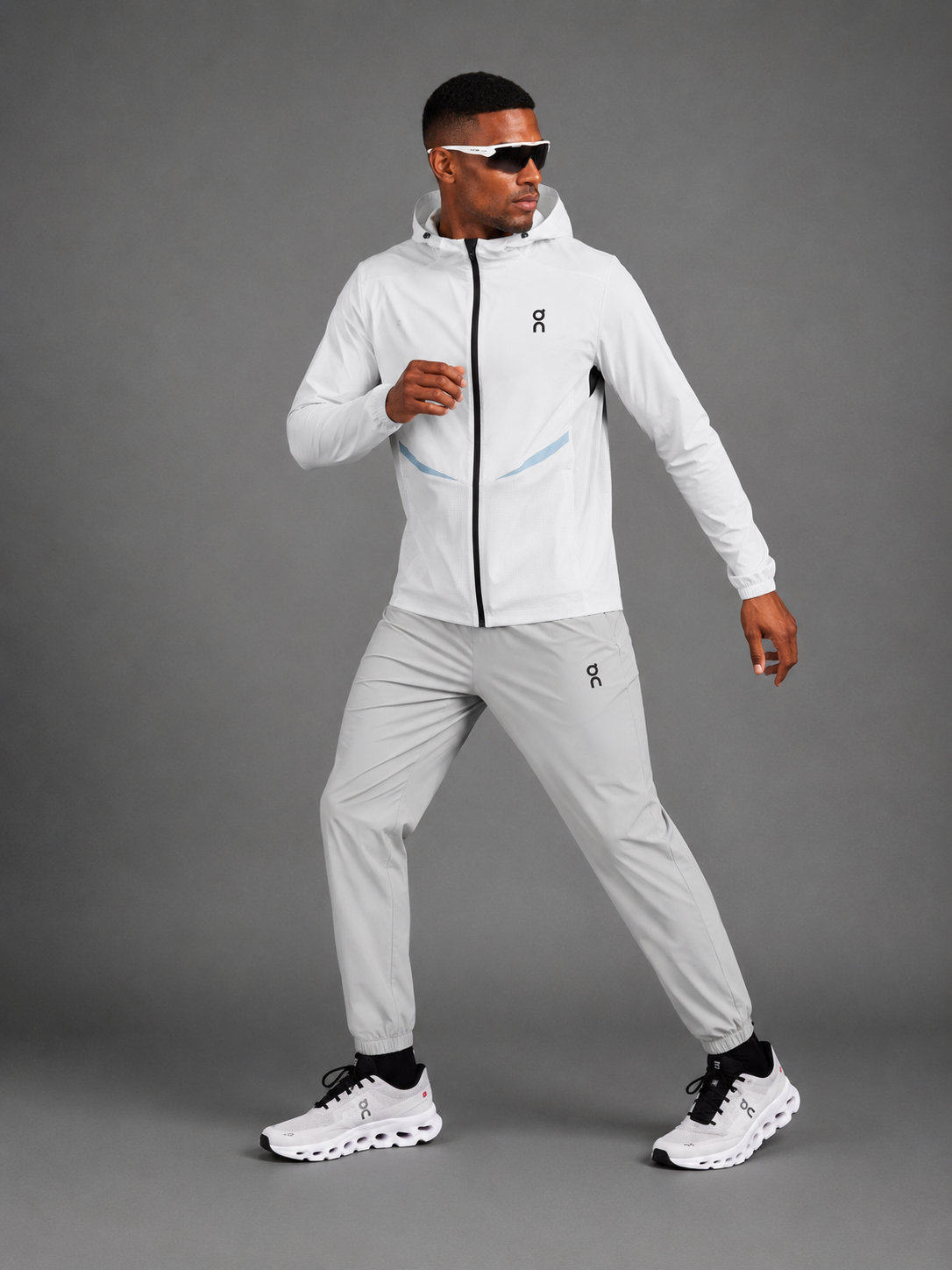 ON RUNNING — Ensemble Veste à Capuche + Pantalon — Blanc & Gris Clair