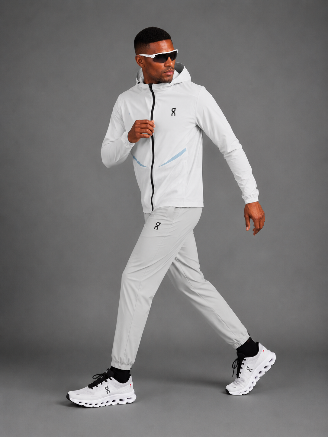 ON RUNNING — Ensemble Veste à Capuche + Pantalon — Blanc & Gris Clair