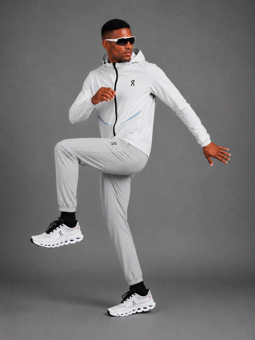 ON RUNNING — Ensemble Veste à Capuche + Pantalon — Blanc & Gris Clair