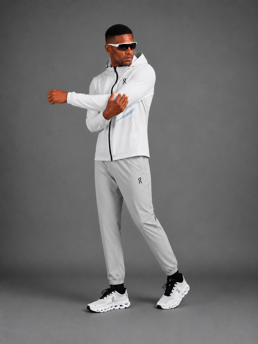 ON RUNNING — Ensemble Veste à Capuche + Pantalon — Blanc & Gris Clair