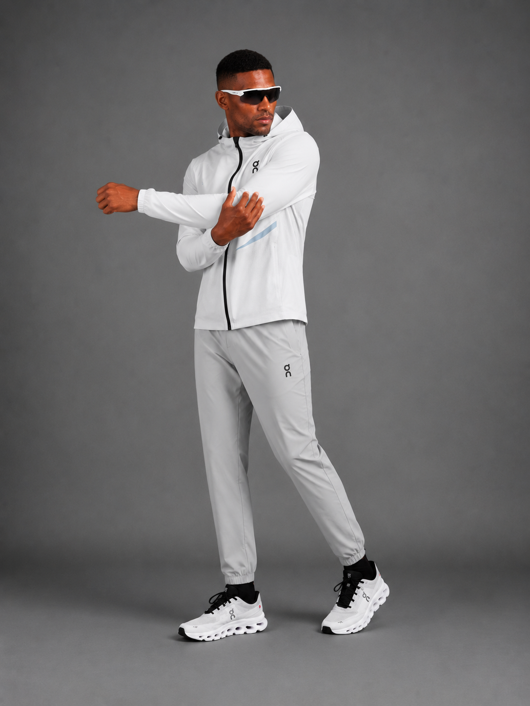 ON RUNNING — Ensemble Veste à Capuche + Pantalon — Blanc & Gris Clair