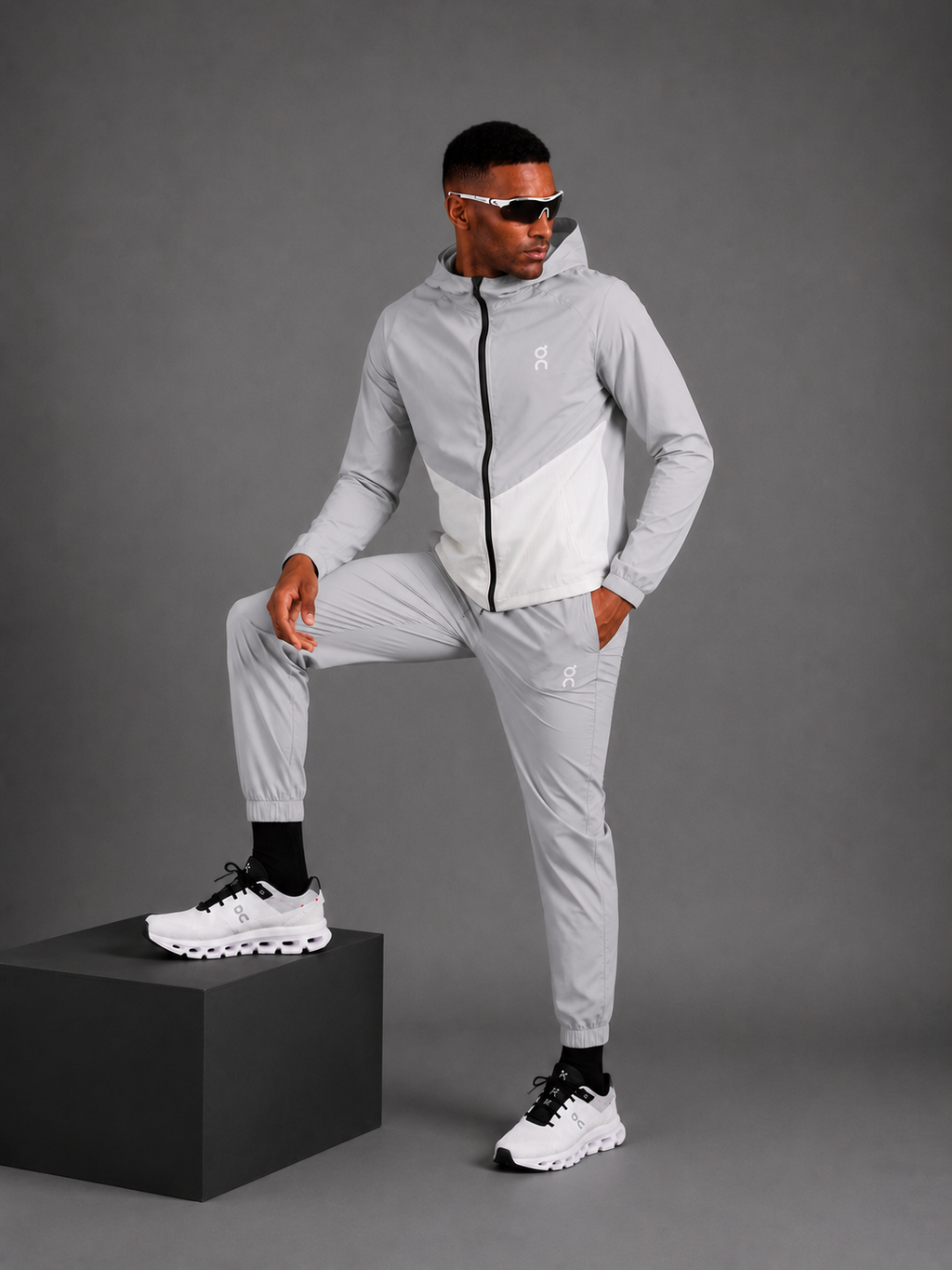 ON RUNNING — Ensemble Veste à Capuche + Pantalon — Gris Clair