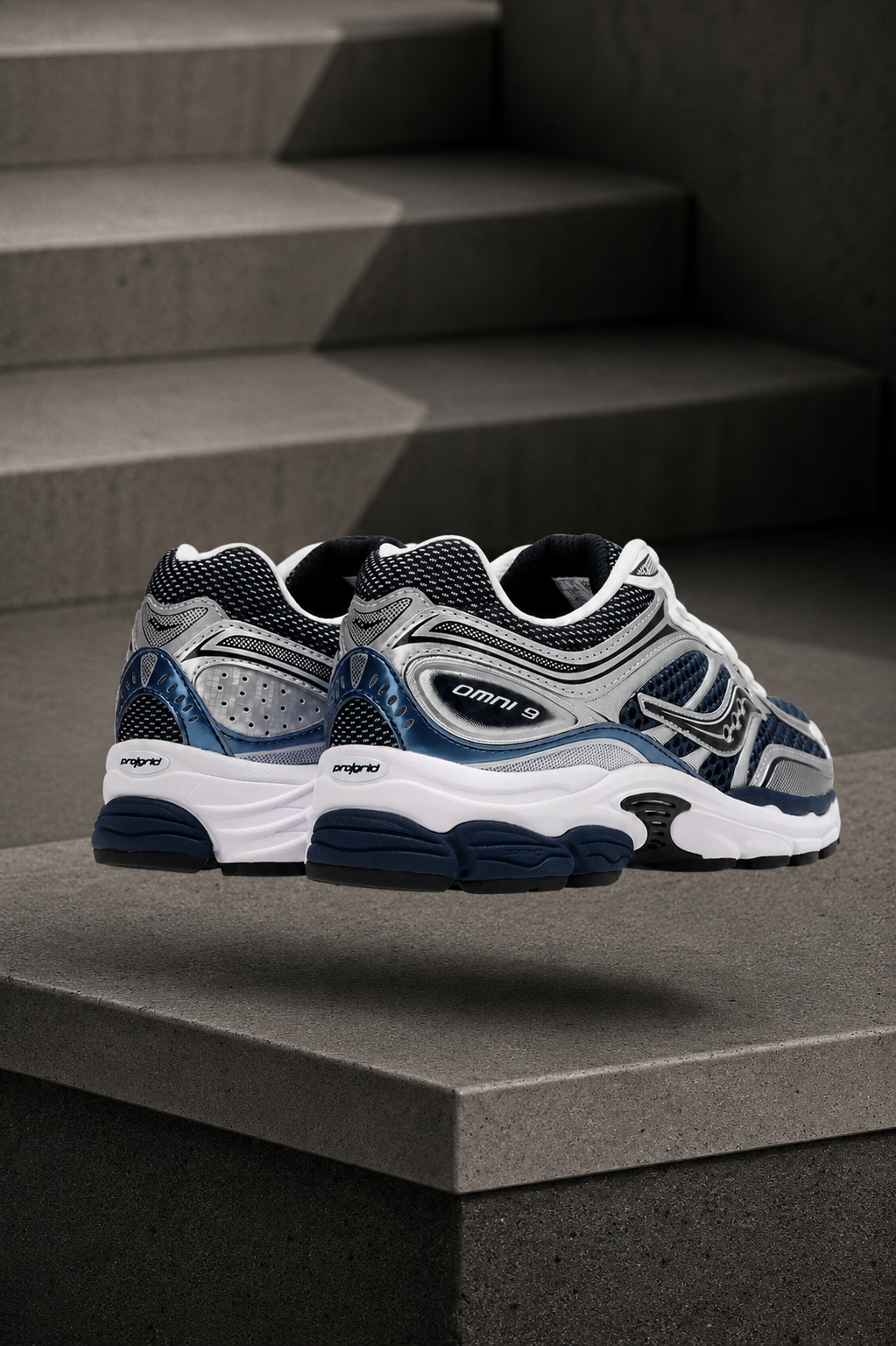 SAUCONY — ProGrid Omni 9 — Navy / Silver