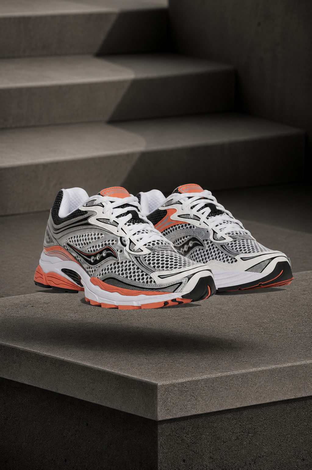 SAUCONY — ProGrid Omni 9 — White / Silver / Coral