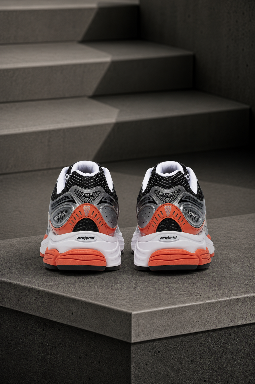 SAUCONY — ProGrid Omni 9 — White / Silver / Coral