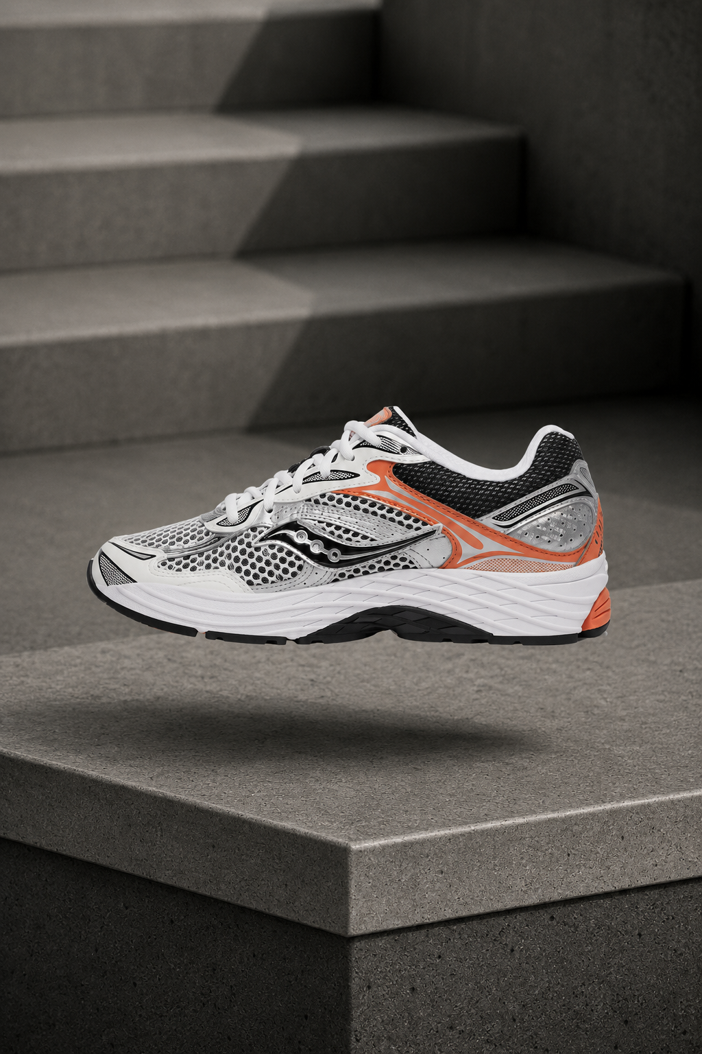 SAUCONY — ProGrid Omni 9 — White / Silver / Coral