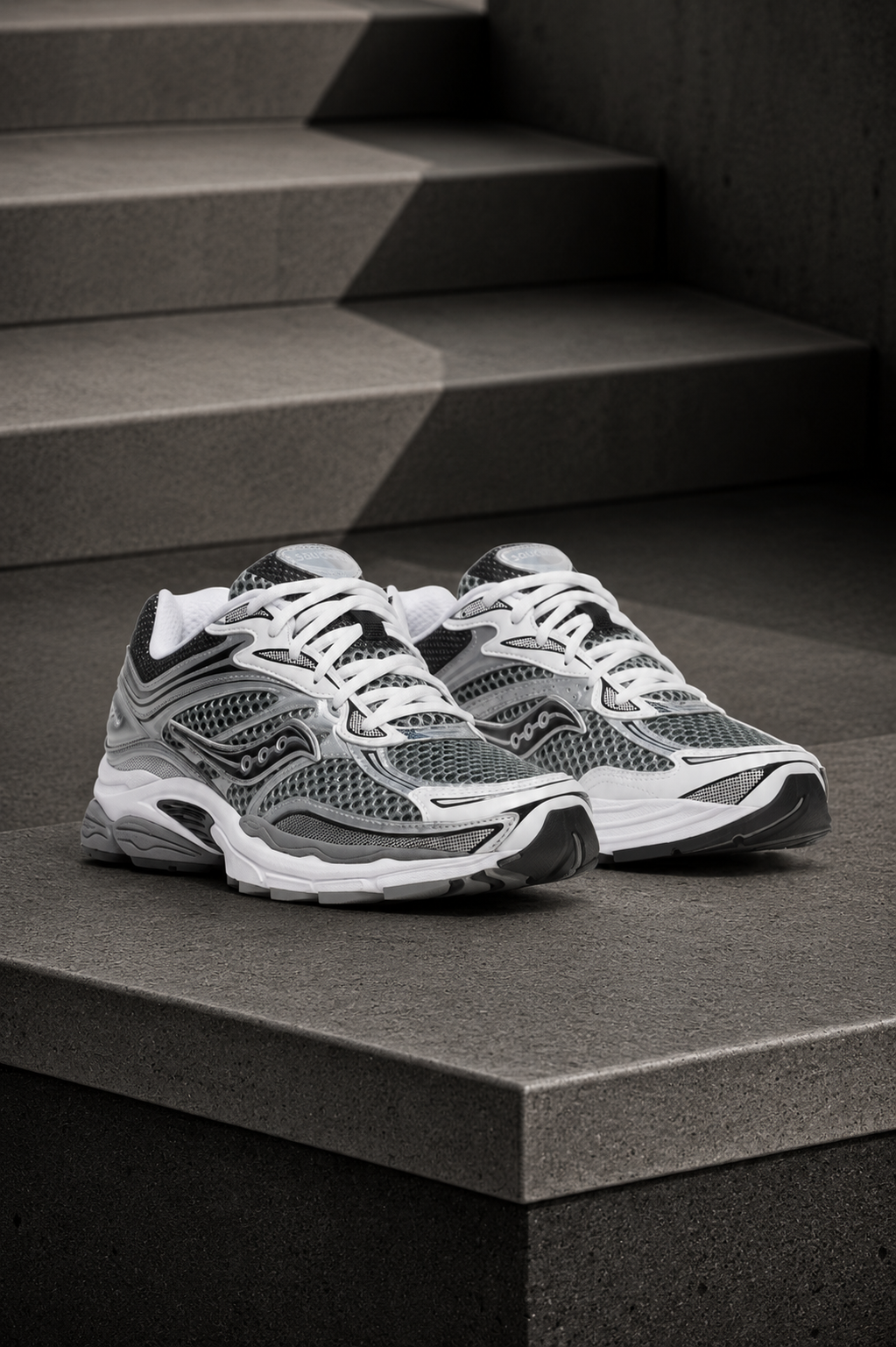 SAUCONY — ProGrid Omni 9 — White / Silver / Grey