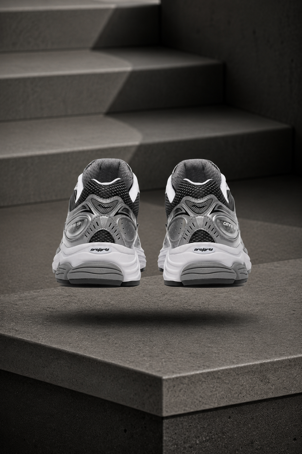 SAUCONY — ProGrid Omni 9 — White / Silver / Grey