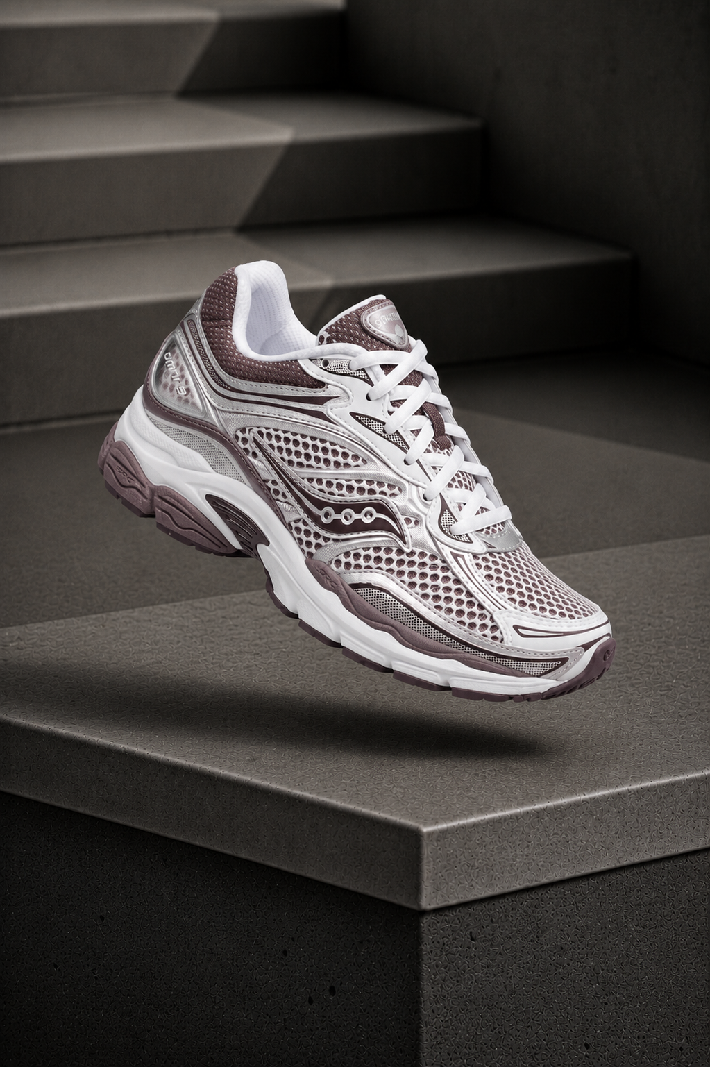 SAUCONY — ProGrid Omni 9 — White / Silver / Taupe