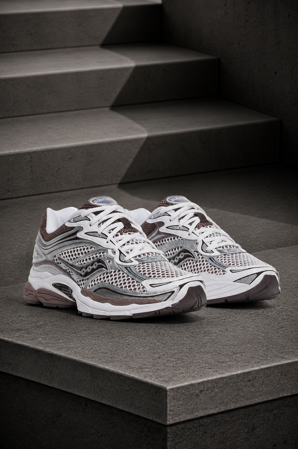 SAUCONY — ProGrid Omni 9 — White / Silver / Taupe