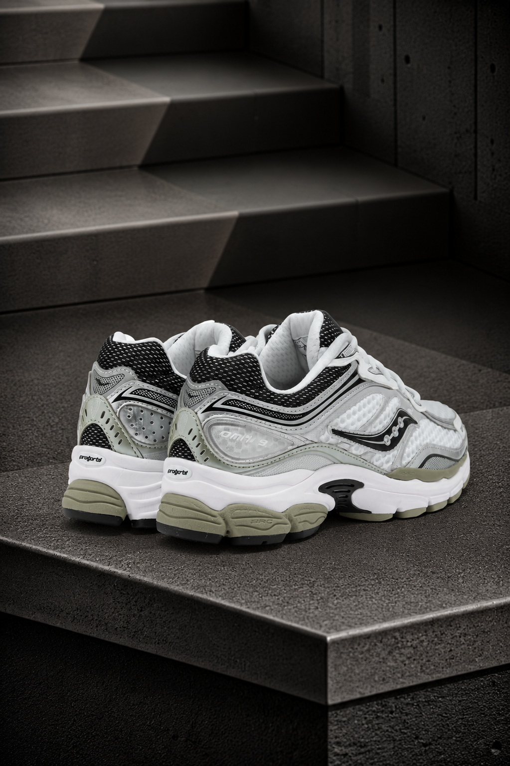 SAUCONY — ProGrid Omni 9 — White / Black / Sage