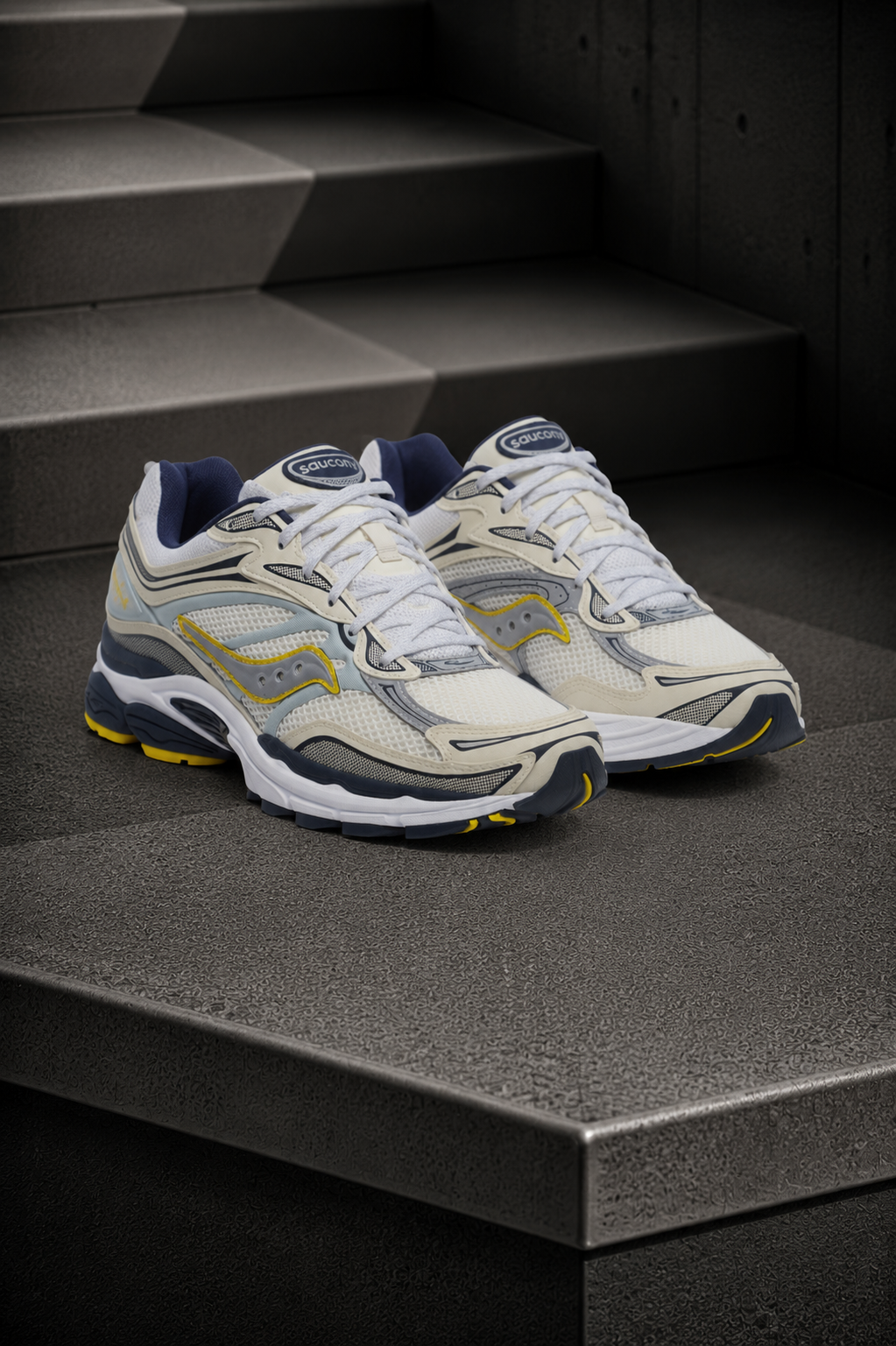 SAUCONY — ProGrid Omni 9 — Cream / Navy / Yellow