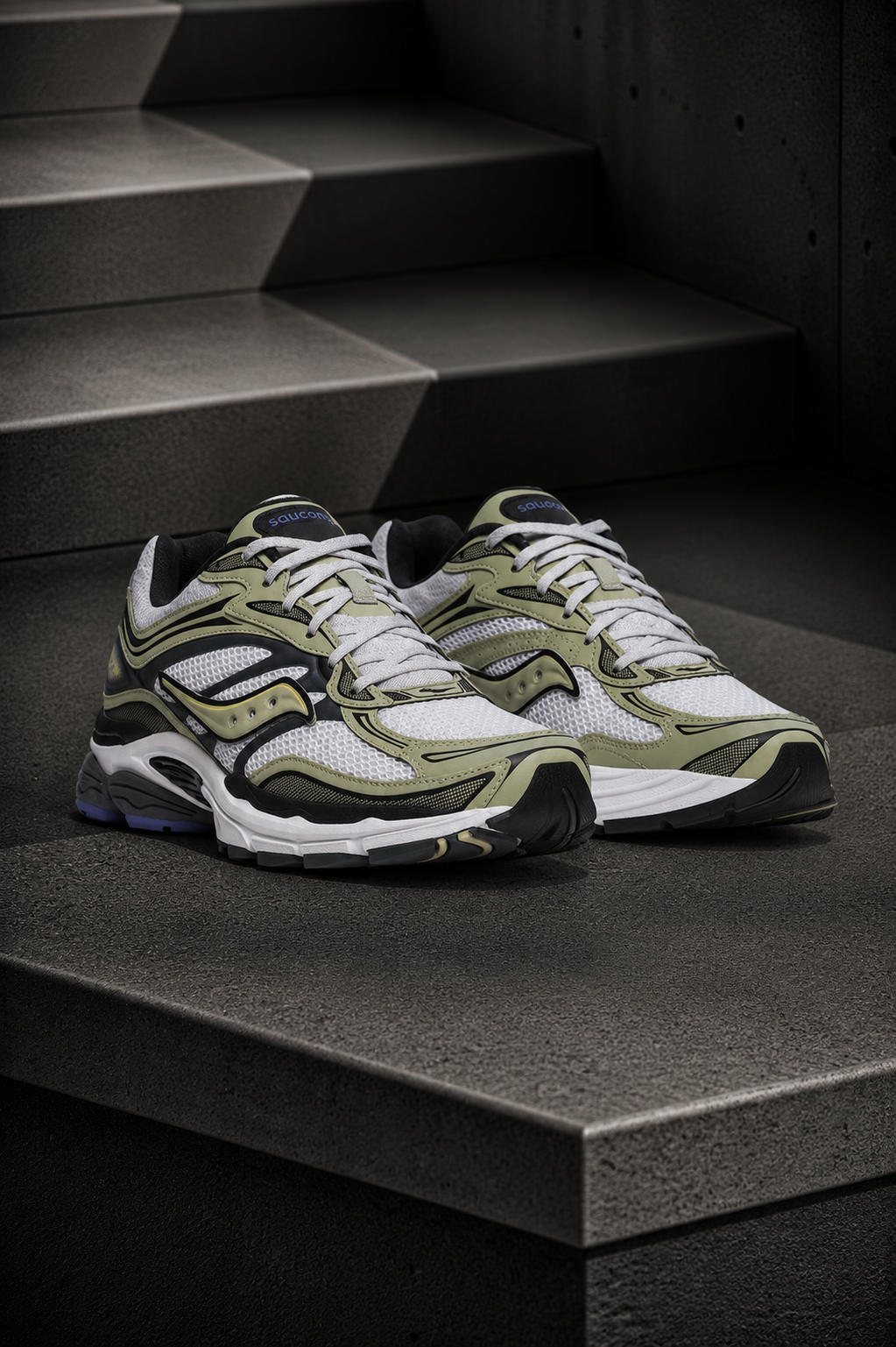 SAUCONY — ProGrid Omni 9 — Metallic White / Gold