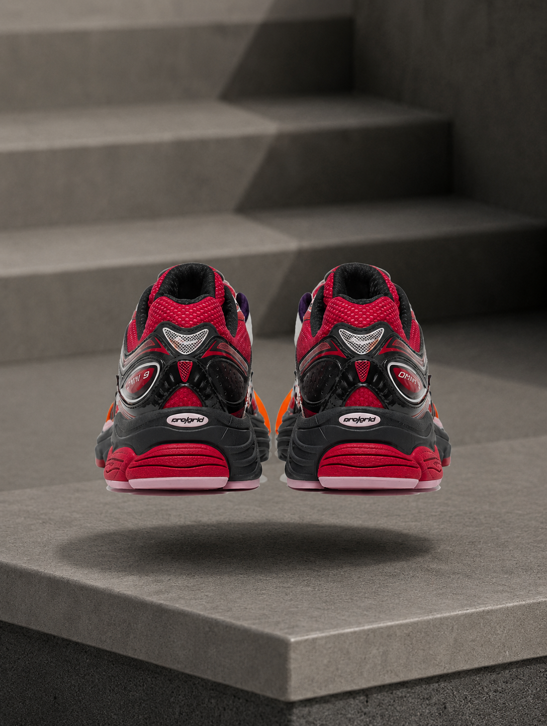 SAUCONY — ProGrid Omni 9 — Rouge / Rose / Noir