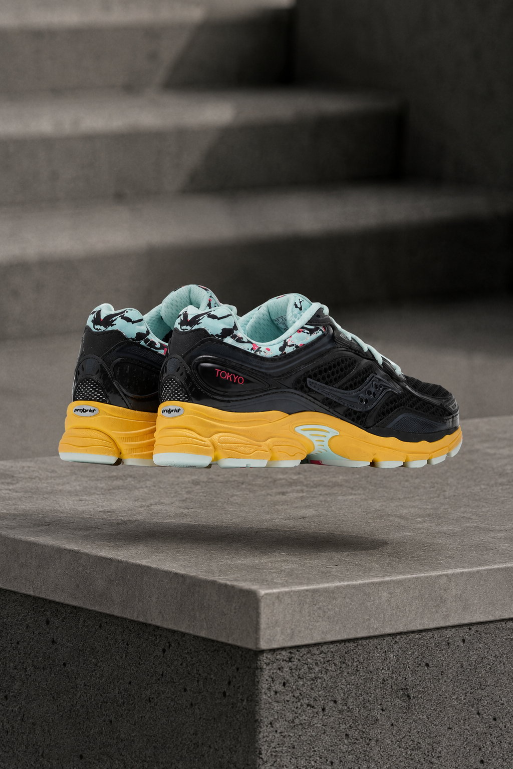 SAUCONY — ProGrid Omni 9 « Tokyo Edition » — Noir / Jaune