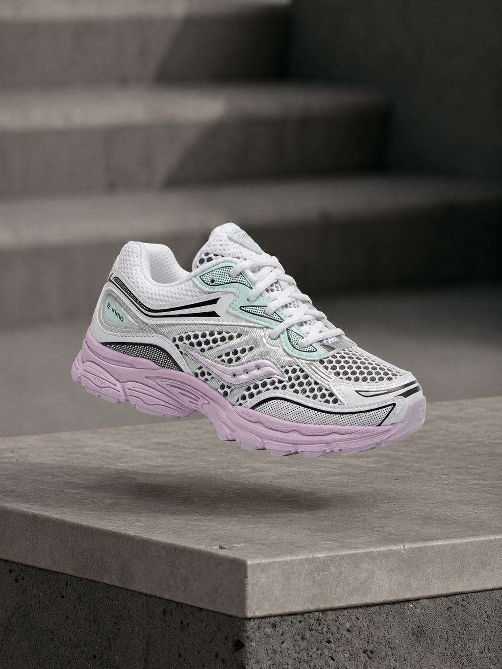 Saucony ProGrid Omni 9 – Rose / Blanc / Gris Métallique