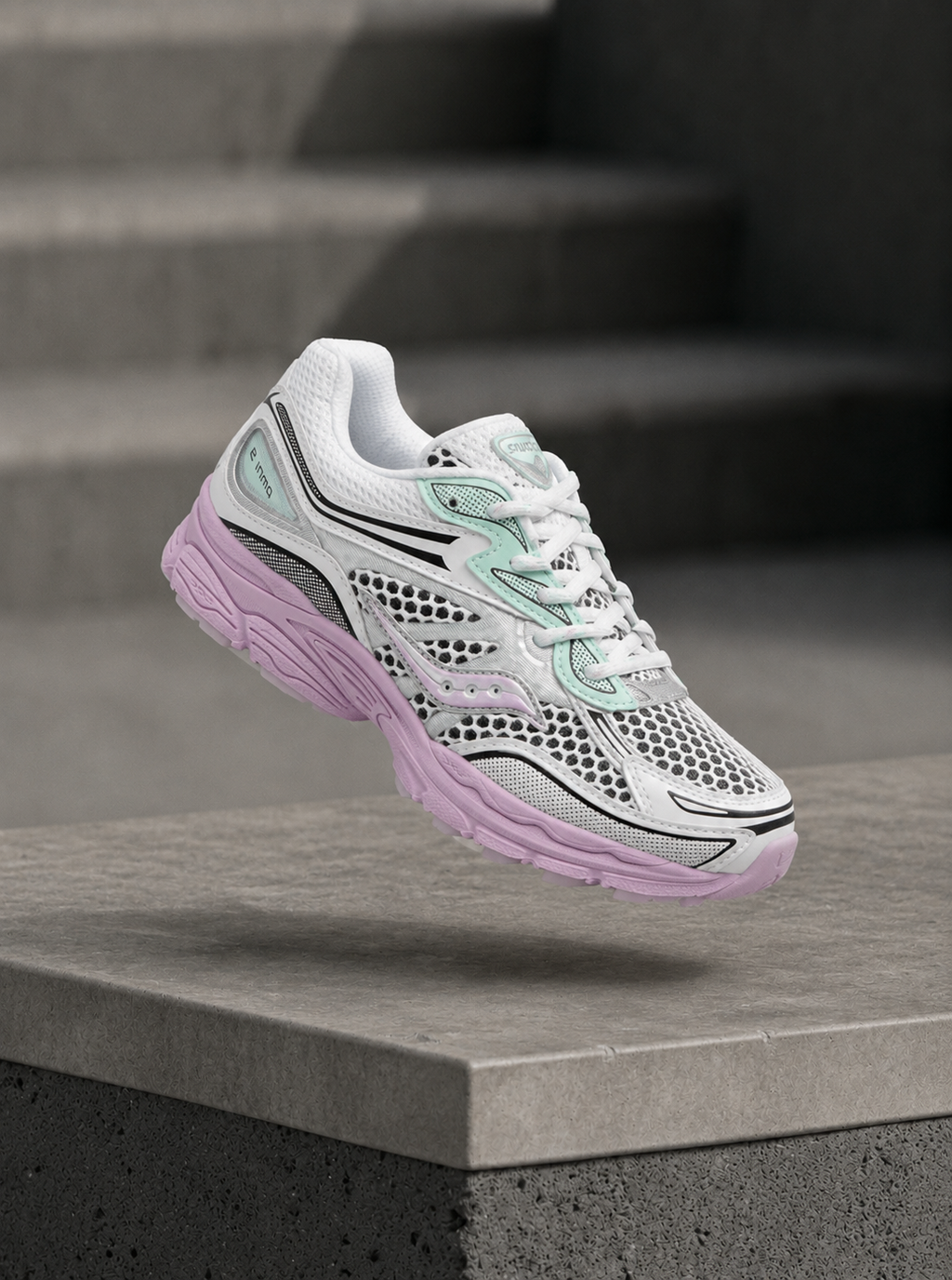 Saucony ProGrid Omni 9 – Rose / Blanc / Gris Métallique