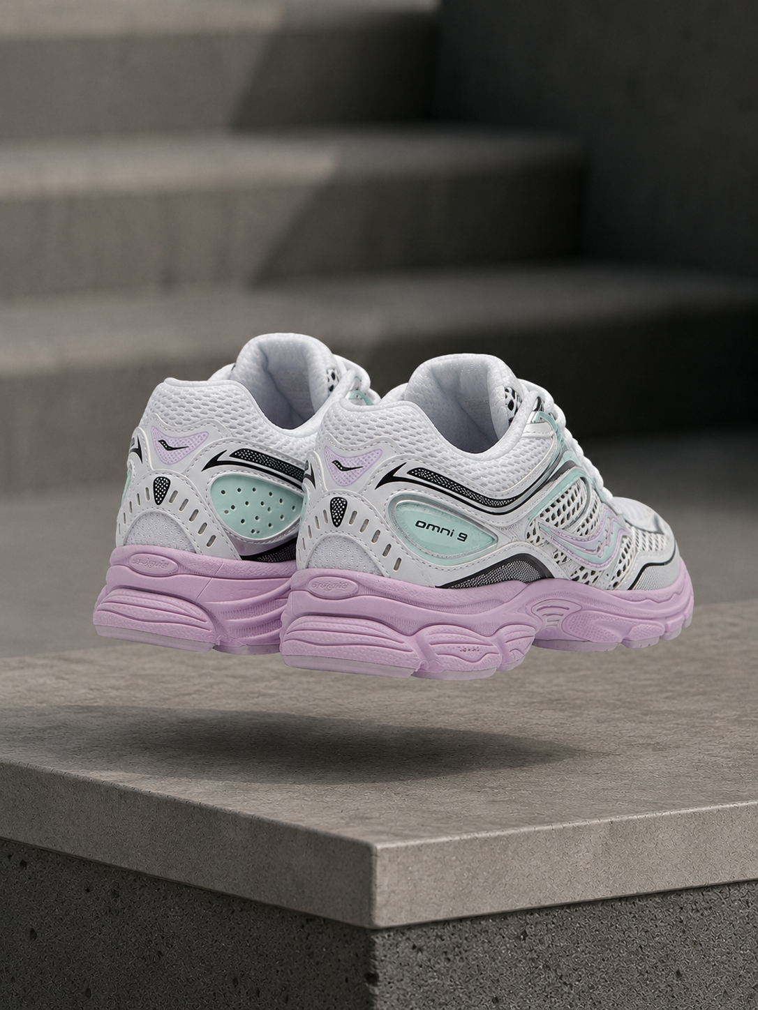 Saucony ProGrid Omni 9 – Rose / Blanc / Gris Métallique