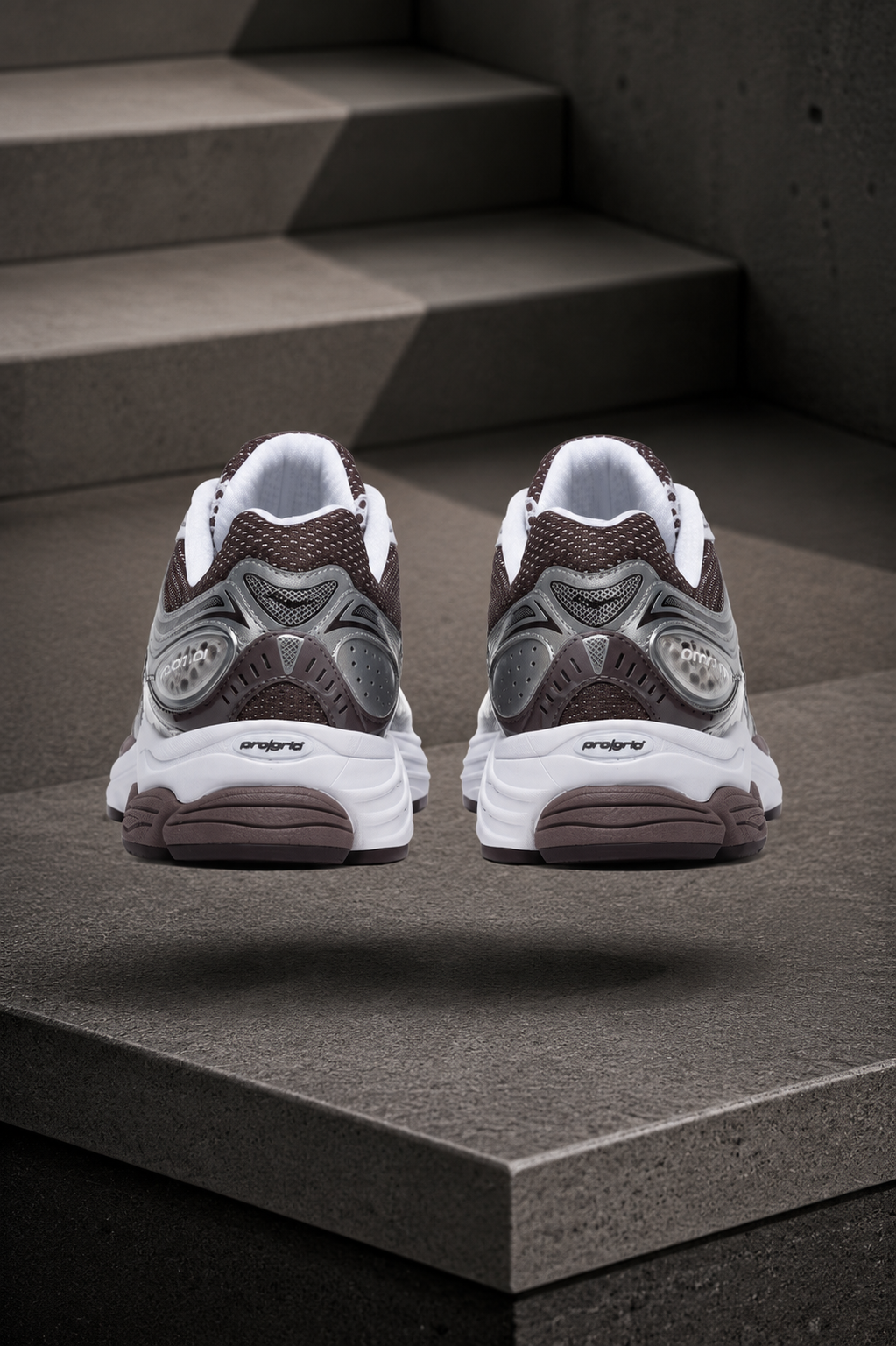 SAUCONY — ProGrid Omni 9 — White / Silver / Taupe