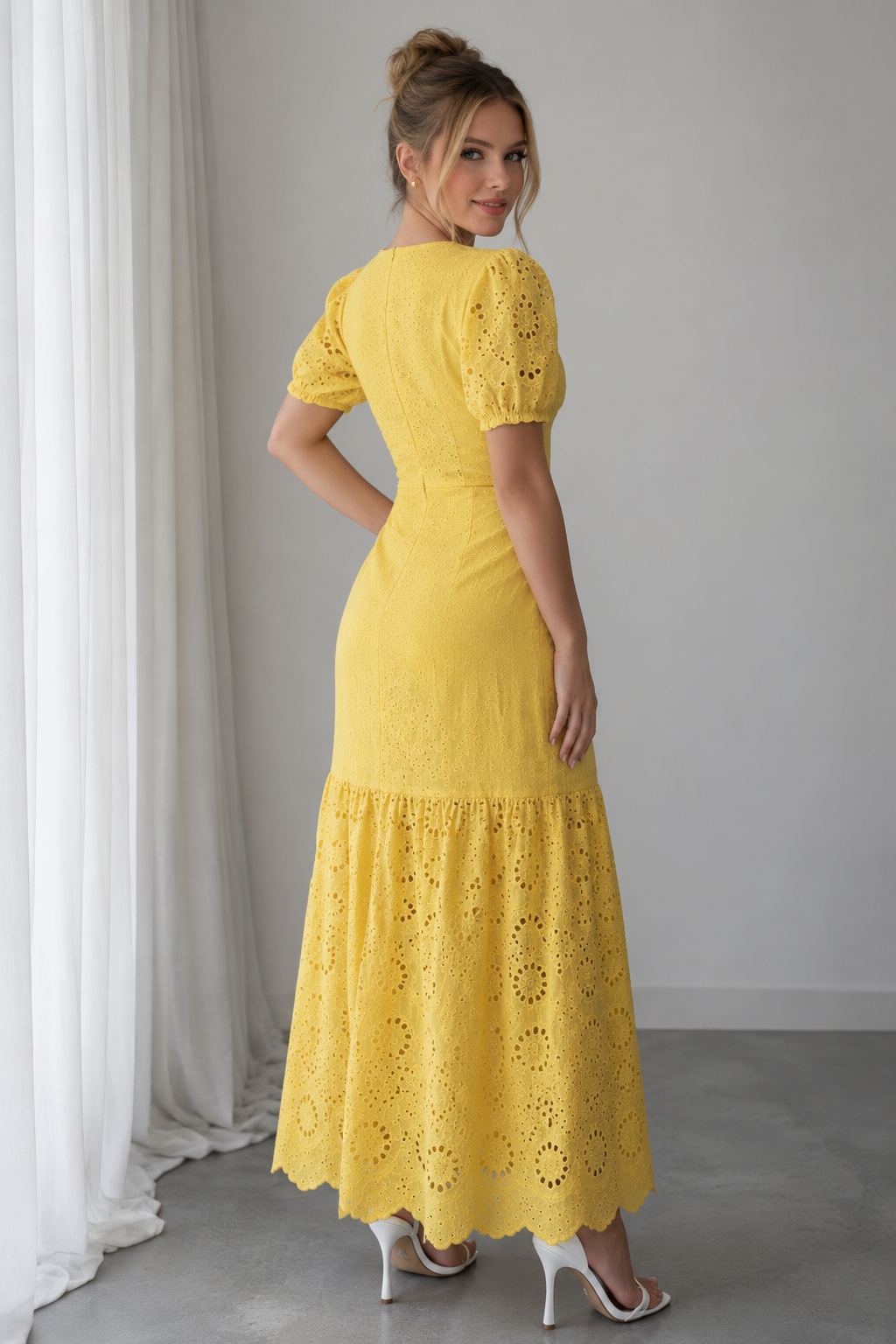 Robe Longue Brodée à Œillets & Col en V ✨