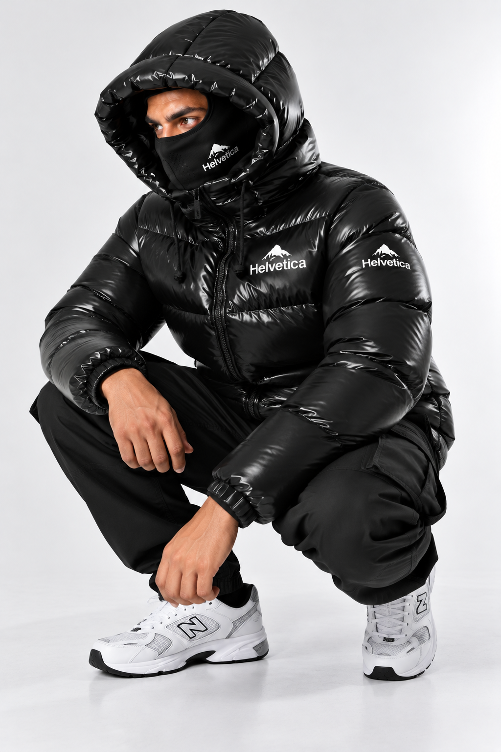 Doudoune Helvetica Cosmos Noire Laquée à Capuche – Cagoule Intégrale, Logo Montagne
