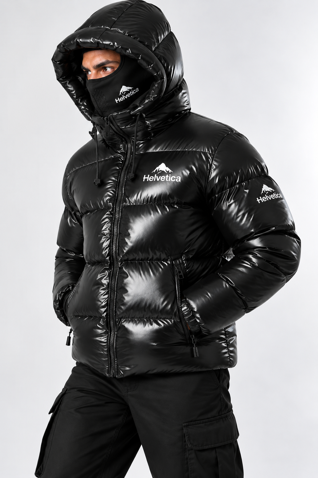 Doudoune Helvetica Cosmos Noire Laquée à Capuche – Cagoule Intégrale, Logo Montagne