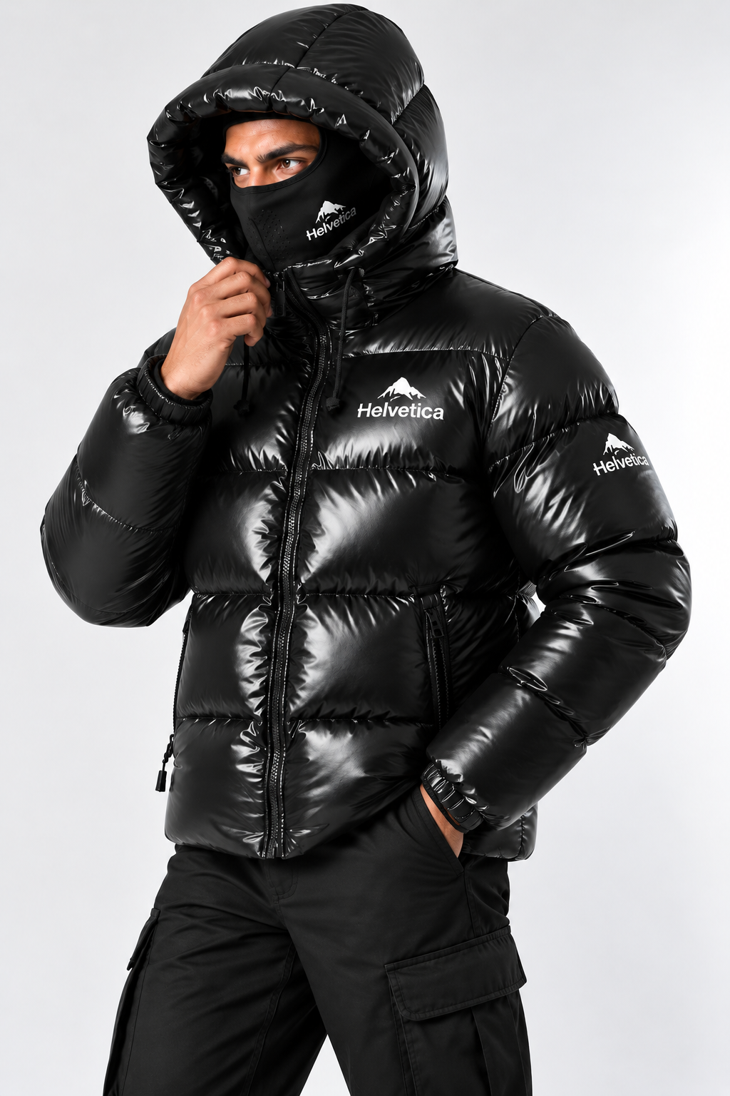 Doudoune Helvetica Cosmos Noire Laquée à Capuche – Cagoule Intégrale, Logo Montagne