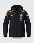 Veste d’Entraînement Équipe du Brésil Noire à Capuche – Écusson CBF, Détails Jaune et Orange