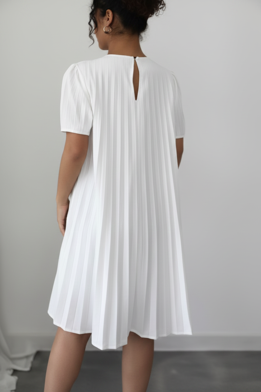 Robe blanche plissée dos format 2:3