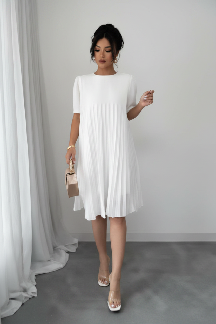 Robe blanche plissée face format 2:3