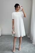 Robe blanche plissée selfie format 2:3