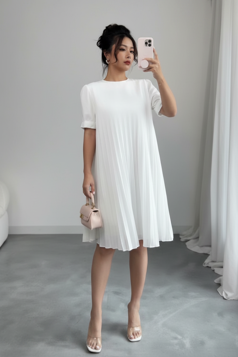 Robe blanche plissée selfie format 2:3
