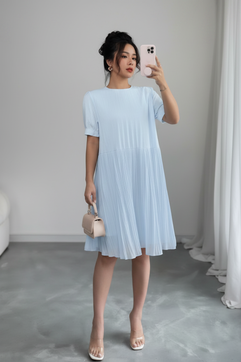 Robe bleue plissée selfie format 2:3