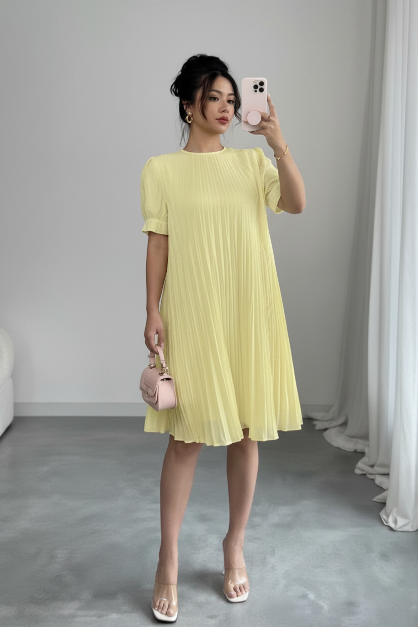 Robe jaune plissée selfie format 2:3